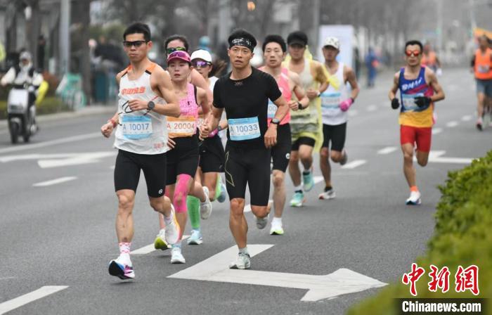 2024上海静安半程马拉松开跑 逾六成选手来自外省市