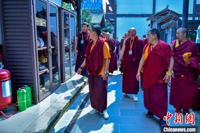 四川：60名藏传佛教寺庙僧尼在蓉学消防安全知识
