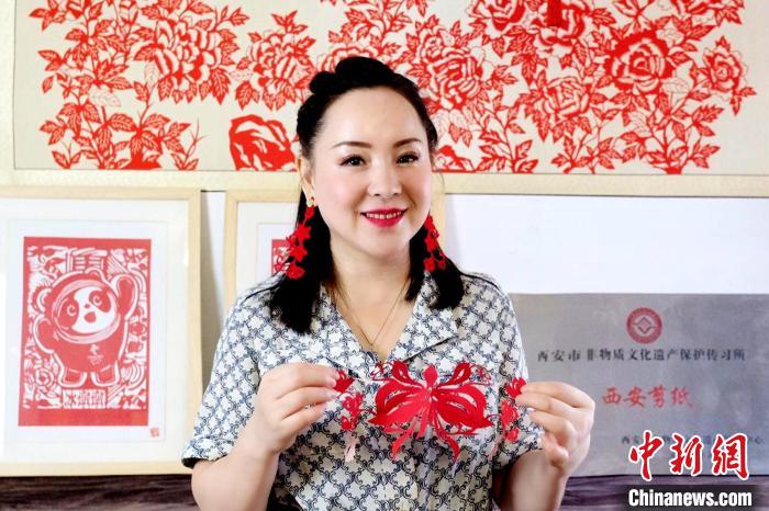 西安女子将城市元素“跃然纸上” 为传统剪纸注入新的“活力”