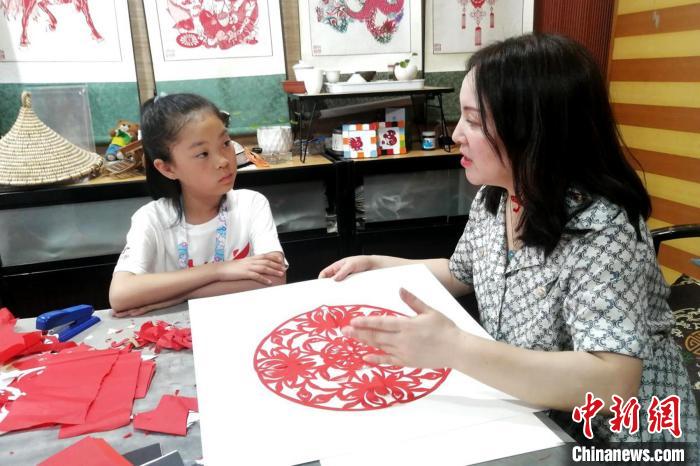 西安女子将城市元素“跃然纸上” 为传统剪纸注入新的“活力”