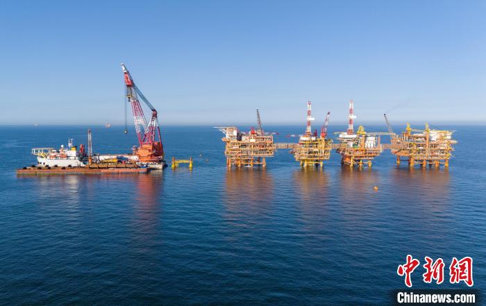 中国海上最大自营油田岸电导管架海上安装顺利完成