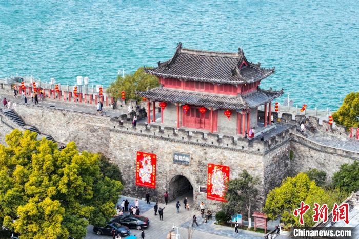 (新春走基层)传统年画跨越千百年 纸上祈愿融入新风潮